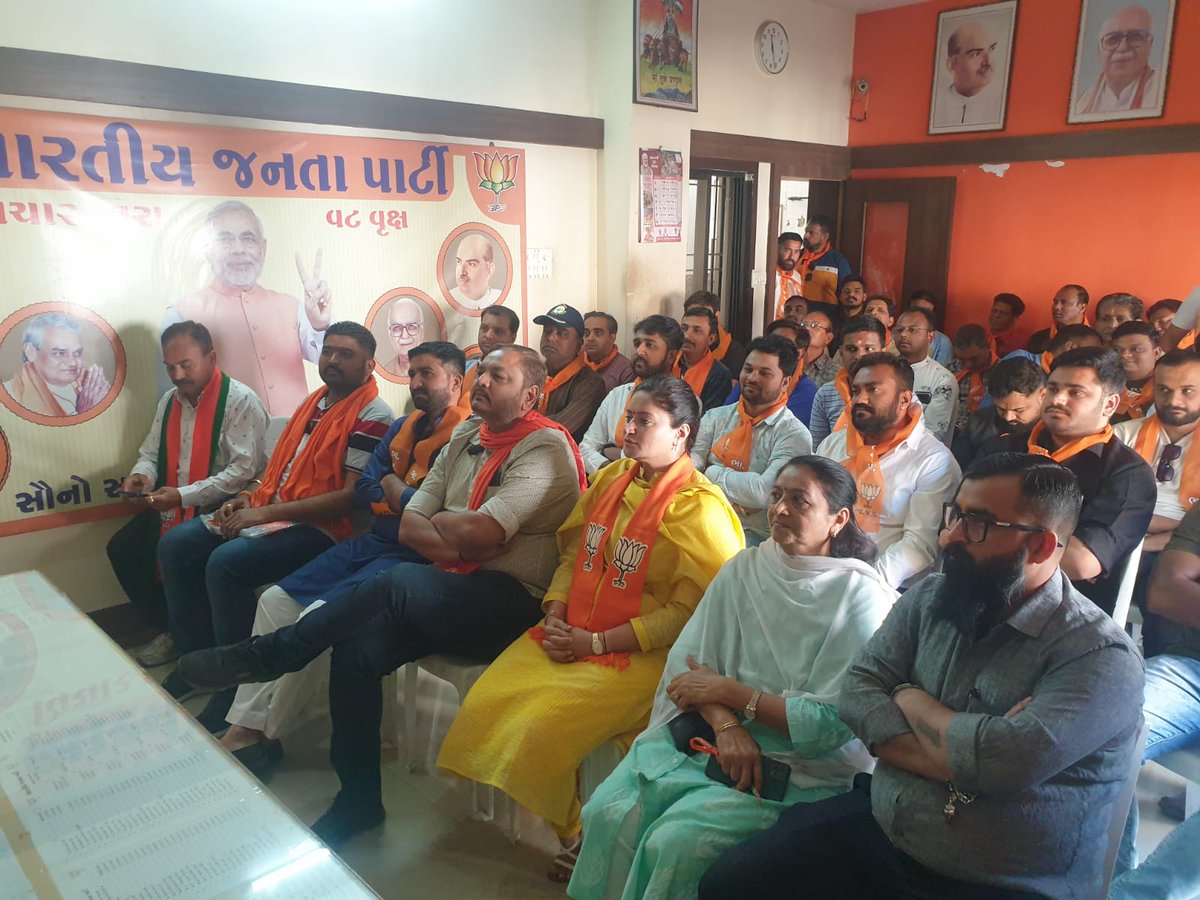 PoonambenMaadam's tweet photo. આજે જામનગર શહેર કાર્યાલય ખાતે શહેર ભાજપ પ્રમુખ શ્રી વિ��લભાઈ કગથરા સાથે પદાધિકારીશ્રી, સંગઠનના હોદ્દેદારશ્રી અને કાર્યકર્તાઓ સાથે આદરણીય વડાપ્રધાન શ્રી @narendramodi જીનો #MannKiBaat કાર્યક્રમ સાંભળી સશકત અને આત્મનિર્ભર ભારતના નિર્માણની પ્રેરણા અને માર્ગદર્શન પ્રાપ્ત કર્યા. https://t.co/pDzeGpuszn