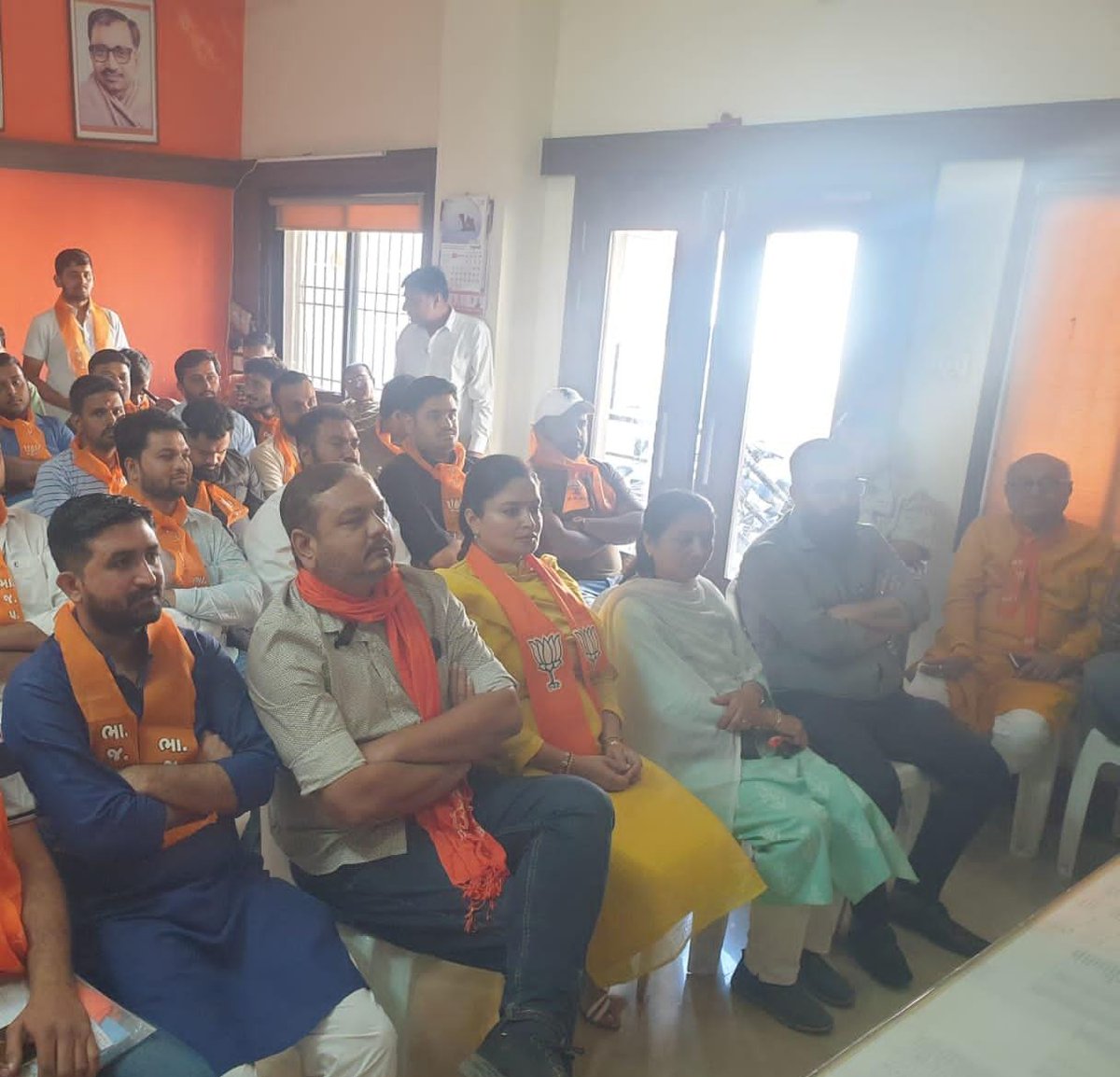 PoonambenMaadam's tweet photo. આજે જામનગર શહેર કાર્યાલય ખાતે શહેર ભાજપ પ્રમુખ શ્રી વિ��લભાઈ કગથરા સાથે પદાધિકારીશ્રી, સંગઠનના હોદ્દેદારશ્રી અને કાર્યકર્તાઓ સાથે આદરણીય વડાપ્રધાન શ્રી @narendramodi જીનો #MannKiBaat કાર્યક્રમ સાંભળી સશકત અને આત્મનિર્ભર ભારતના નિર્માણની પ્રેરણા અને માર્ગદર્શન પ્રાપ્ત કર્યા. https://t.co/pDzeGpuszn