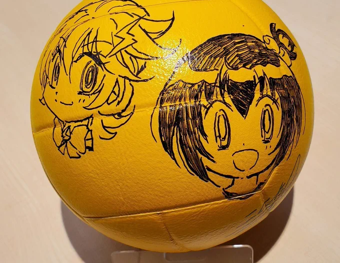 本日は【こしたてつひろ先生直筆イラスト&amp;サイン入りドッジボール】を大公開!平子&amp;弾子!球体にスラスラとふたりを描いていく先生を見ながら「すごい…かわいい…はやい…」と編集部でなっていました。まんがの更新は3/6(月)予定!#ドッジ弾子 #ドッジ弾平 