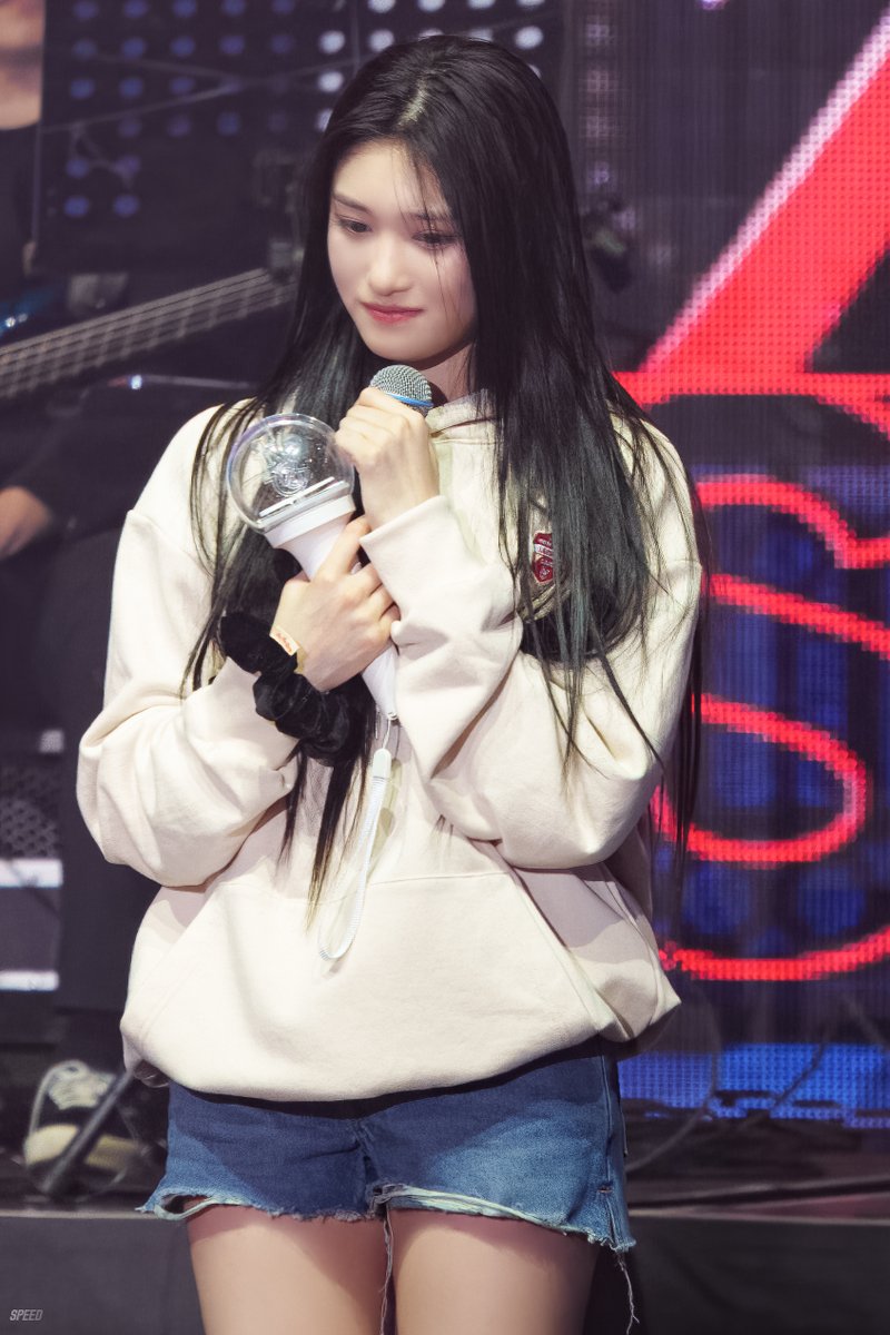 SPEED_REISEO's tweet photo. 230211 The Prom Queens

소중했던 첫 팬콘🥲

FULL SIZE
https://t.co/dja1JQcEYe (1691x2536)
https://t.co/DCPYtU8Us0 (1691x2536)

#아이브 #IVE #アイヴ
#이서 #LEESEO #イソ https://t.co/DUDYgym4qv