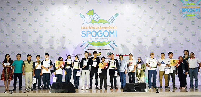 dondonmedia's tweet photo. ♻️ Le #Japon organise la première coupe du monde de collecte de déchets : #SpoGomi, un nouveau sport d'origine japonaise social et écologique👇😁 https://t.co/QCIXF703ga