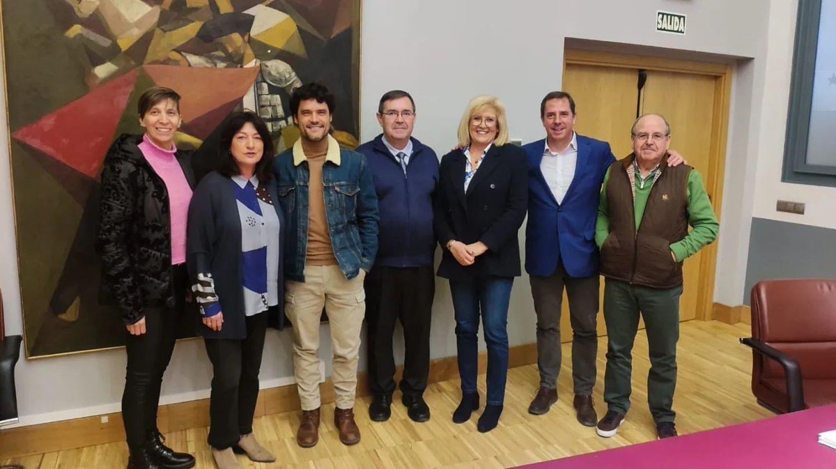 PP_Tielmes's tweet photo. Defendemos la fiesta de los toros. 
Hay afición.
Y para llegar a lo más alto @LasVentas se empieza por apoyar el Certamen de novilladas sin picadores del Sureste
Miguel Ángel Barbero y otros alcaldes, con @miguelabellan Director Gerente de Asuntos Taurinos. https://t.co/2uqn4IqL4J