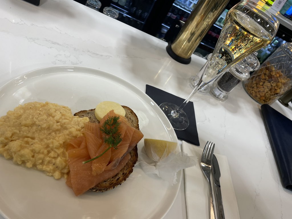 Airport Breakfast of champions 😋👊🤩🥂☀️💥🎥🇪🇸