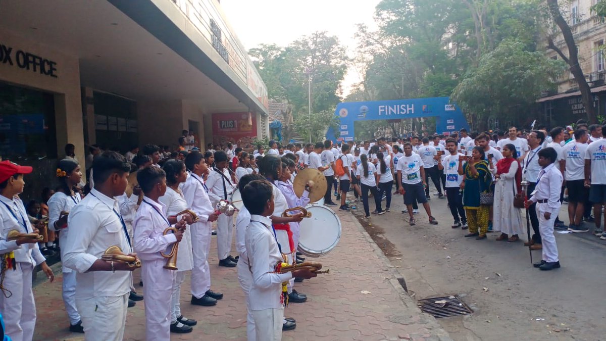 mybmcedu's tweet photo. आज २६ फेब्रुवारी रोजी बृहन्मुंबई महानगरपालिका आणि स्टेट बँक ऑफ इंडिया आयोजित 'फिट मुंबई बीएमसी एसबीआय हाफ मॅरेथॉन' मध्ये  महानगरपालिकेच्या शाळांमधील विद्यार्थ्यांनी उल्लेखनीय कामगिरी केली. 

शालेय गणेवेशातील विद्यार्थ्यांनी बँड लेझीम, मानवी साखळीसाठी आणि घोषणा फलकांद्वारे https://t.co/0JhgFifmMA