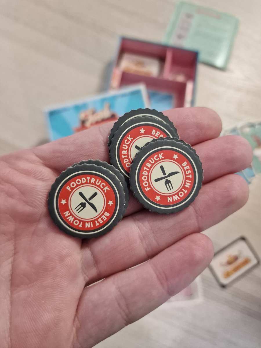 Félicitations à <a href="/Gigamic/">Gigamic</a> pour leur As d'or avec Akropolis. Vraiment mérité tellement le jeu est bon! J'ai eu aussi l'occasion de tester l'un de leur nouveau titre, Food Truck qui ne manquera pas de plaire aux initiés ! Un bon petit jeu facile à comprendre et à mettre en place, ⬇️