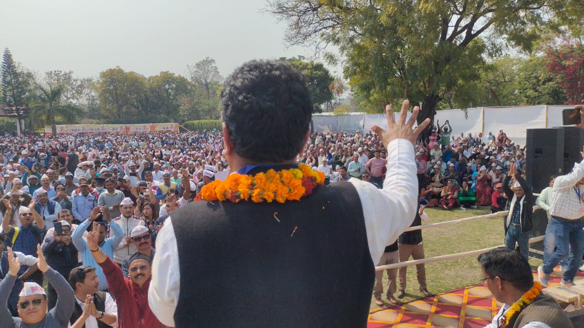 samirkrpandey's tweet photo. #शानदार_जबरदस्त 
     उत्तराखंड के हल्द्वानी से बन्धु जी दहाड़े बोला पांच राज्यों में हमने NPS को उखाड़ फेंका है पूरे भारत से NPS का खात्मा करके OPS बहाल कराएंगे बस NMOPS पर भरोसा बनाए रखें।
#पुरानी_पेंशन_बहाल_करो 
#पुरानी_पेंशन_के_लिए_संघर्ष_जारी_रहेगा https://t.co/MBvAxFoBW1