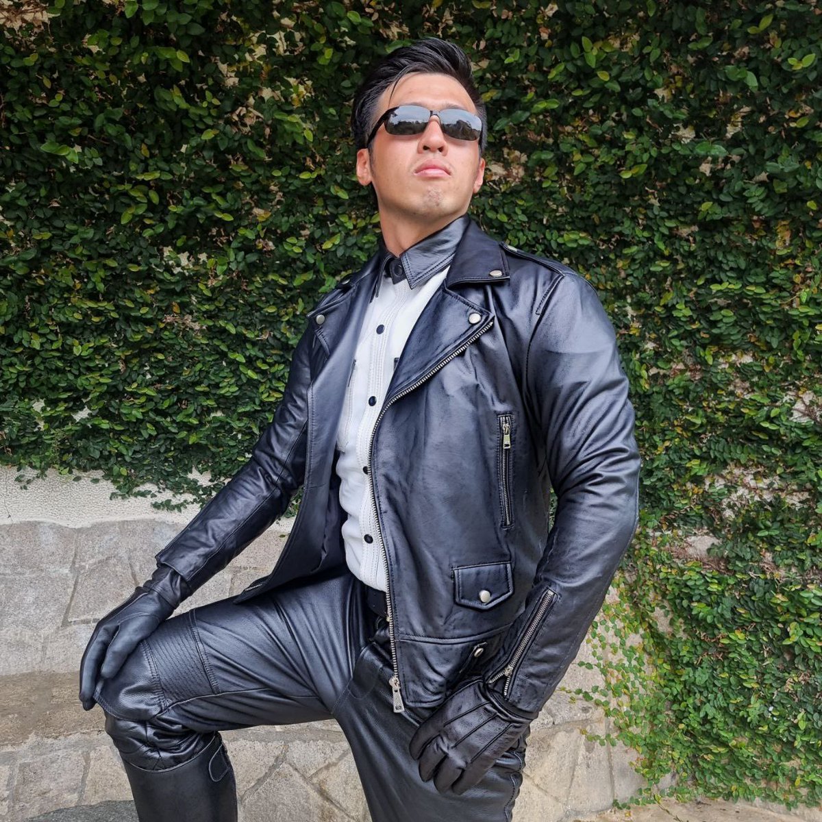 leathersuitsng's tweet photo. I am not complaining the heat.
#leathermen #leatheruniform #bluf #leatherboots #kinks https://t.co/MuAAJ0BLV1