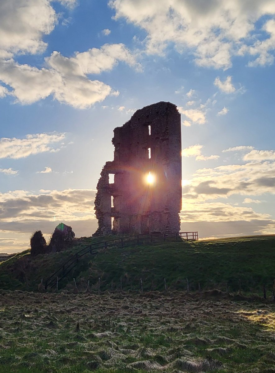 cormac_mcginley's tweet image. Evening sunlight seeping through the Tower ruins by the &quot;New Bridge&quot; near Lahinch. County Clare, Ireland.