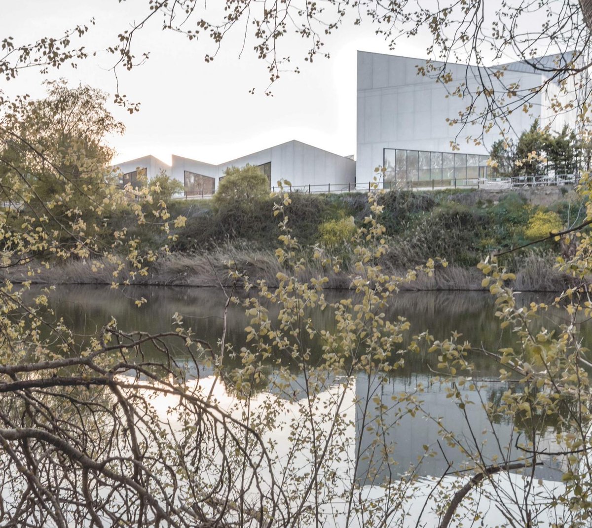 La Casa de la música y teatro en Arroyo de la Encomienda (Valladolid)
Arias Garrido
Los dos programas distintos se materializan en volúmenes autónomos interconectados. La pieza de mayor alberga el auditorio y las pequeñas las aulas de la escuela de música.
arquitecturaviva.com/obras/casa-de-…