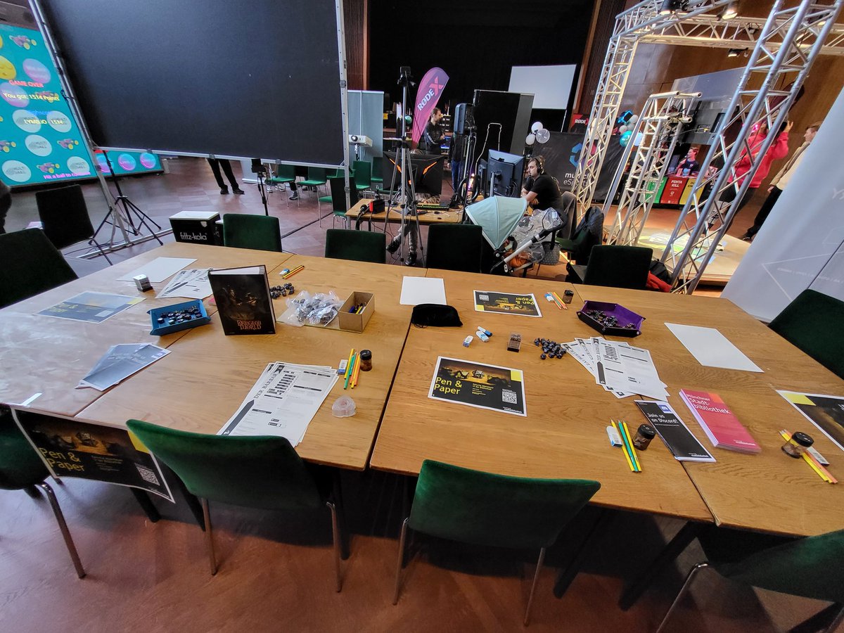 tokiluath's tweet photo. Müssten wir nicht arbeiten, wüsste ich was wir vermütlich tun würden. Gemütlich Pen &amp; Paper spielen auf der #GGBavaria.
Gemacht wird das ganze von der @StadtBibMuc - bin auf gefüllte Tische gespannt.
#pnpde #wuerfel https://t.co/F378YUKrOO