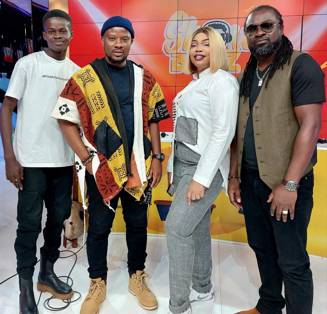 ozoneafrikbamba's tweet photo. La famille SHOWBUZZ avec #Spyrow et #JudeKonan https://t.co/V4K9ZbB7Mi