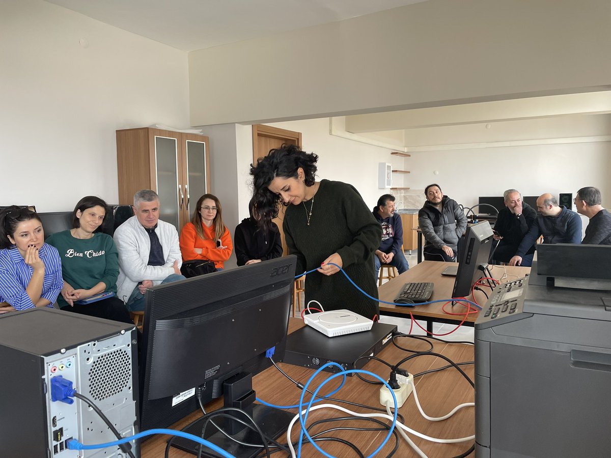 BtSinop's tweet photo. Sinop Yetenek Atölyesinde ağ uygulamaları çalışmalarımıza başladık.🕸🕸🕸@BtSinop @sinopilmem @YLDZercan1957 https://t.co/BTKXRxsfmL