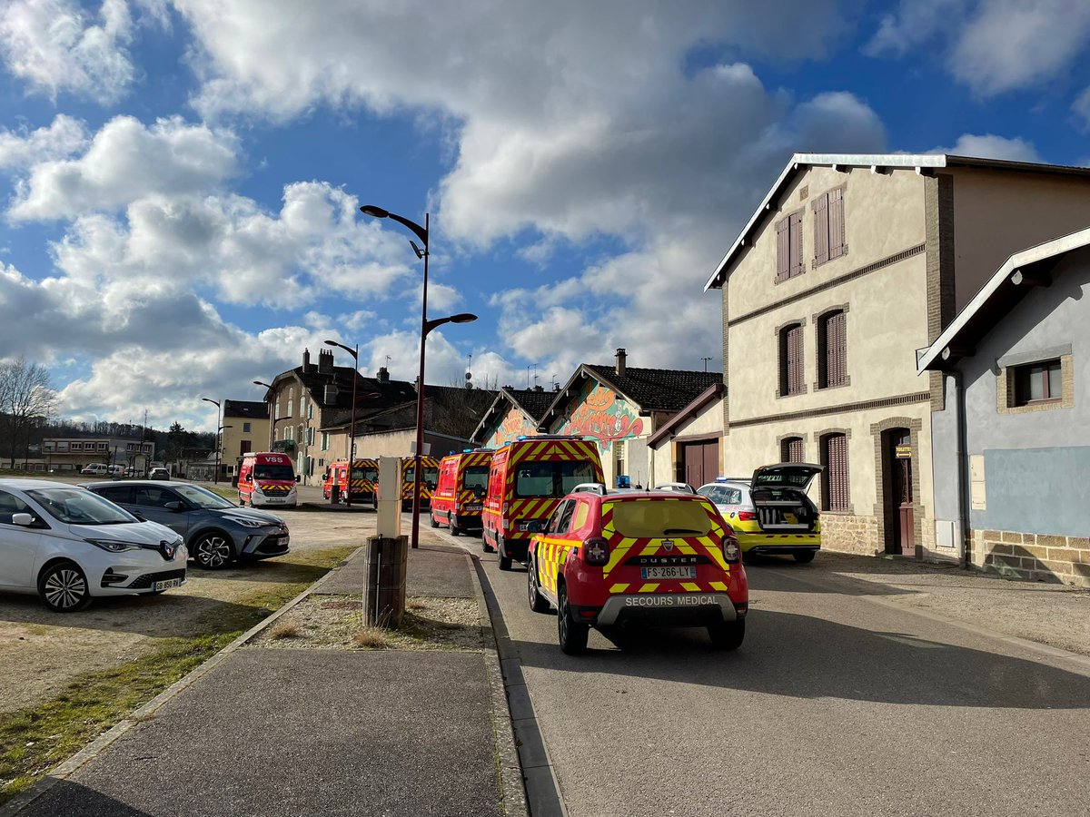 SDIS88's tweet photo. [Opération] 
2 sauvetages réalisés lors d'un feu d'appartement à #mirecourt 🔥🚒
46 pompiers luttent contre cet incendie en assurant la prise en charge des victimes avec 3 équipes du #samu88 

Préfet des Vosges Gendarmerie des Vosges #sauvetage https://t.co/1vZ7OvBFRA