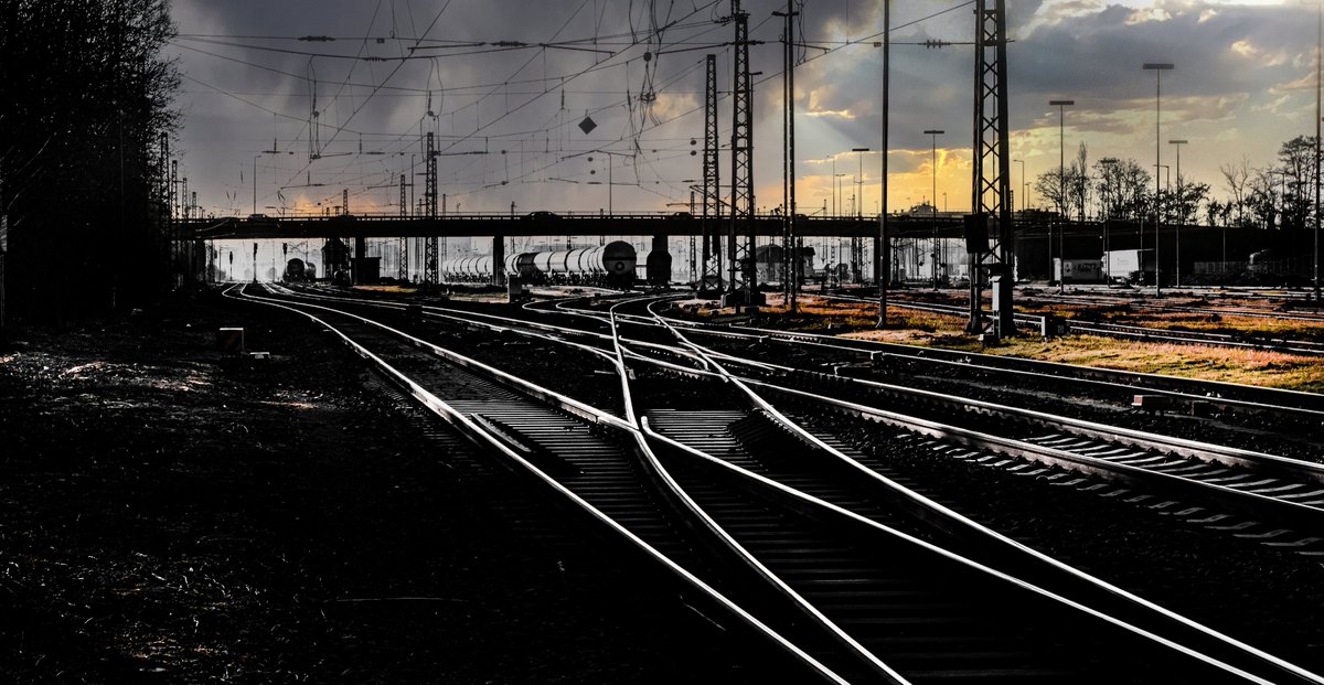 raw_pix's tweet photo. Sonnenuntergänge sind nicht nur am Meer schön. Auch über Rangierbahnhöfen. #foto #landscape #art #fotografie #sonnenuntergang #landschaft #reisefotografie #natur #urlaubsfoto #originalartworks #wolkenhimmel #züge #madewithlightroom #artphoto  #naturfotografie #bahn #bahnhof https://t.co/3dH9E2HzfJ