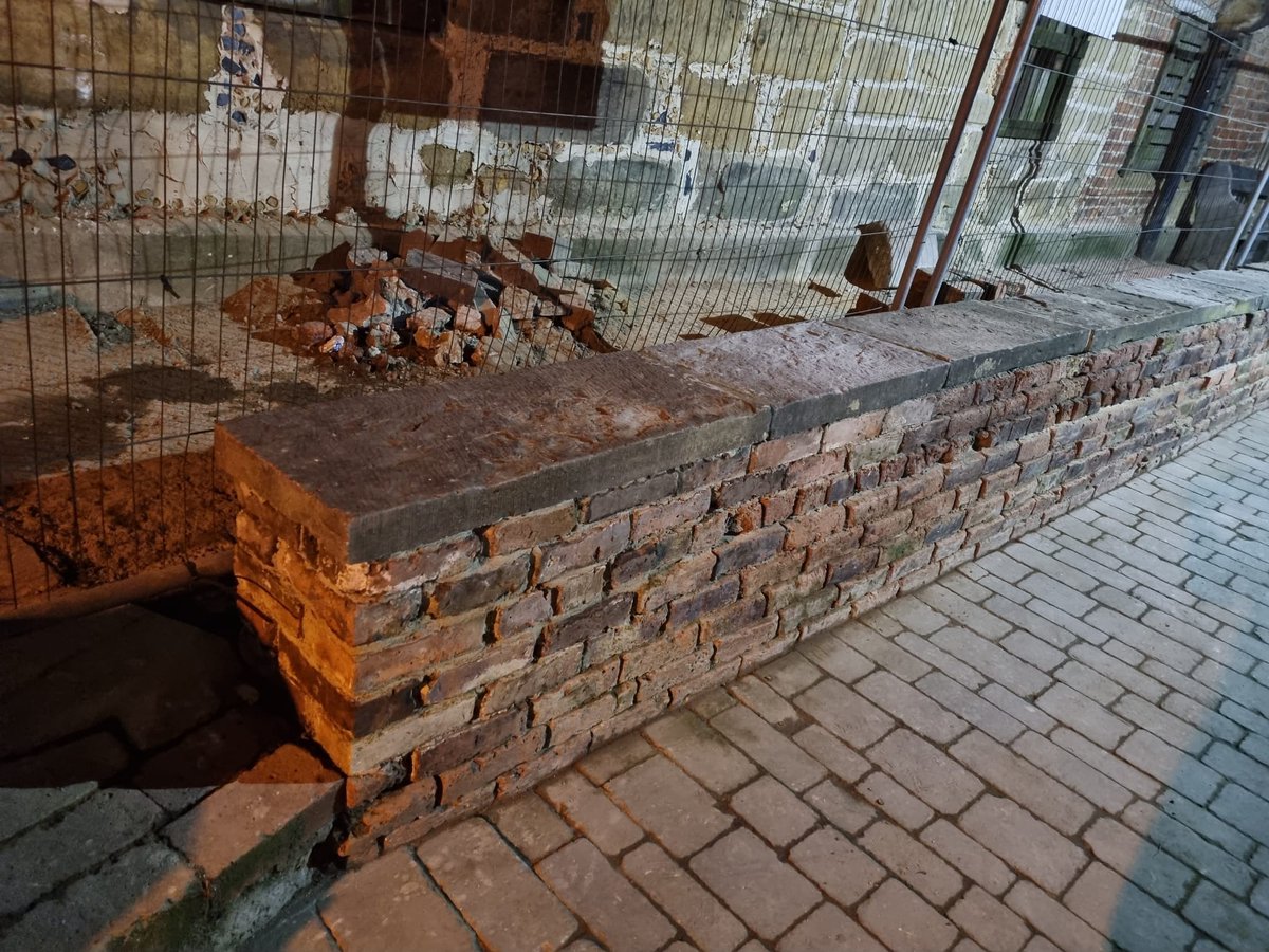 guyscottlister's tweet photo. A great couple of days working on the Counting House, Pontefract.
My first experience working with lime mortar - loved the heat 😊
Bricklaying in lime mortar took longer than expected - it was dark when we finished!
#conservation #hotlime #yorkshire #restoration #pontefract https://t.co/9ILs3sAjXM