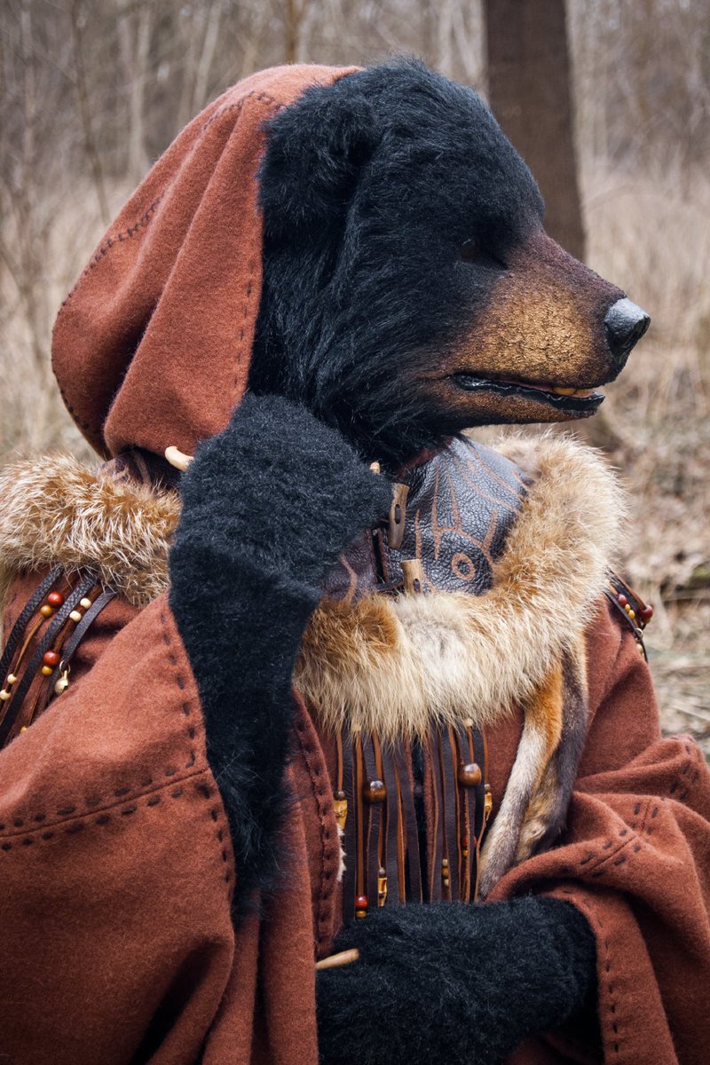 RidiraCrafts's tweet photo. Just wanted to take Moro out and do some pictures. Also it was great opportunity to try out my cape which I did last year when I was at home with Covid. I wanted to wear it at certain event but I couldn't go due to the illness and the cape ended up in a wardrobe.

#bear #fursuit https://t.co/4kP9vxg1w3