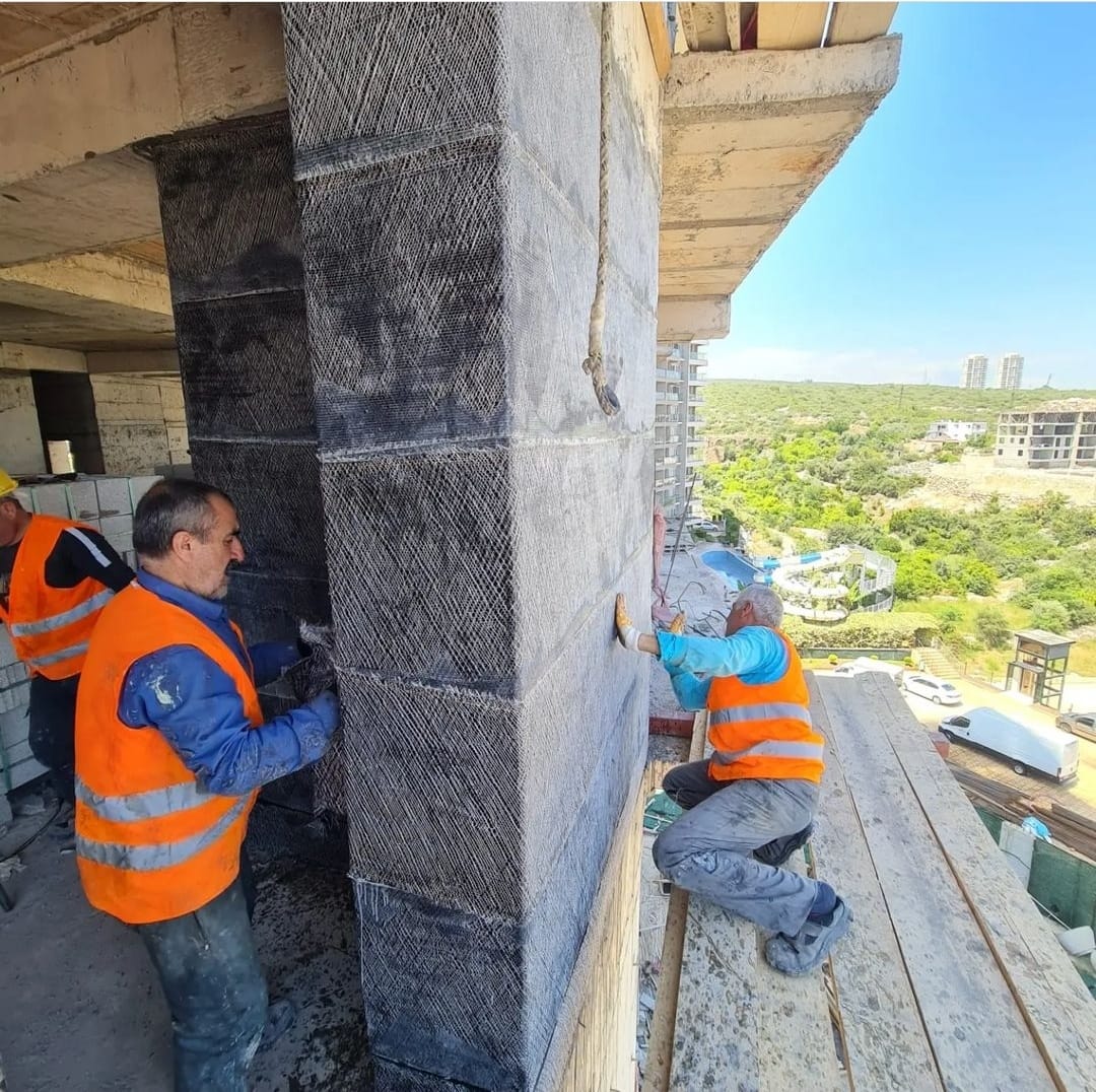 gurkanakgunes's tweet photo. Maalesef iş işten geçtikten sonra aklımız başına geliyor.  
Karbon fiber elyafla güçlendirmeyi İTÜ, 15 yıl önce toplantı düzenleyerek kamuoyuna tanıttı.
Rektör bizzat, "bu yöntem bina göçmesini önler" dedi.
O zaman İTÜ lab'da denemeleri yapan Prof. Alper İlki'ye sordum, Hatay'da https://t.co/0HgmdbzPqL