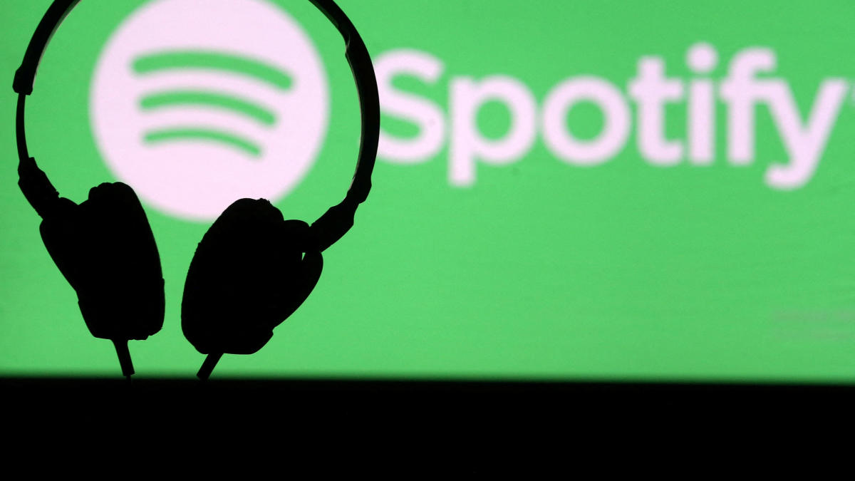 🎧🎶🤖 Move over human DJs, #Spotify is set to release an artificial intelligence DJ feature that will mix tracks seamlessly and even take song requests! Get ready to dance all night long with this groundbreaking innovation. More: buff.ly/3Y27m6Y #AI #musictech