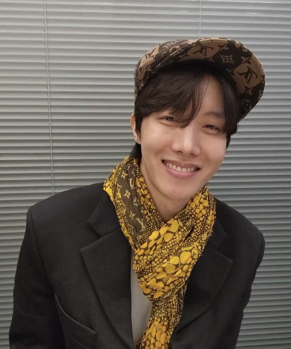 micasaHope's tweet photo. Notice to the world: Our #SOLECITO goes to military service! With his smile, he will overcome any enemy that crosses his way! Love is the strongest weapon ❣️#JHOPE #ARMY #BTS #Jhope_military @BTS_twt https://t.co/y08ran4lx7