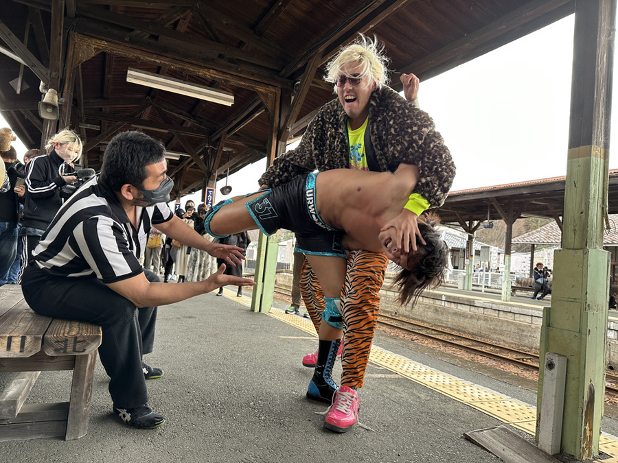 WRESTLE UNIVERSEにて2・19「浜松列車プロレス」配信開始‼

►豪華メンバーが天竜浜名湖鉄道の列車内で激闘展開！
►関根“シュレック”秀樹が大暴れ、ディーノと危険な遭遇
►特別ゲスト解説にアプガプロレスのらく！

是非ご覧ください👀
wrestle-universe.com/ja/videos/meRw…
#ddtpro