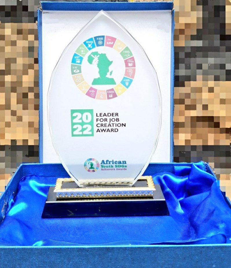 AYEYouthNetwork's tweet photo. The network's initiatives have gained @AfricaAsyu 2 INTERNATIONAL AWARDS.
We have sofar been appreciated and awarded twice Internationally and we want to keep the trend working with YOU😊.

1️⃣RISING STAR AWARD  2021, Nigeria🇳🇬

2️⃣LEADER FOR JOB CREATION AWARD 2022, Ethiopia🇪🇹 https://t.co/BoKFz2jKck