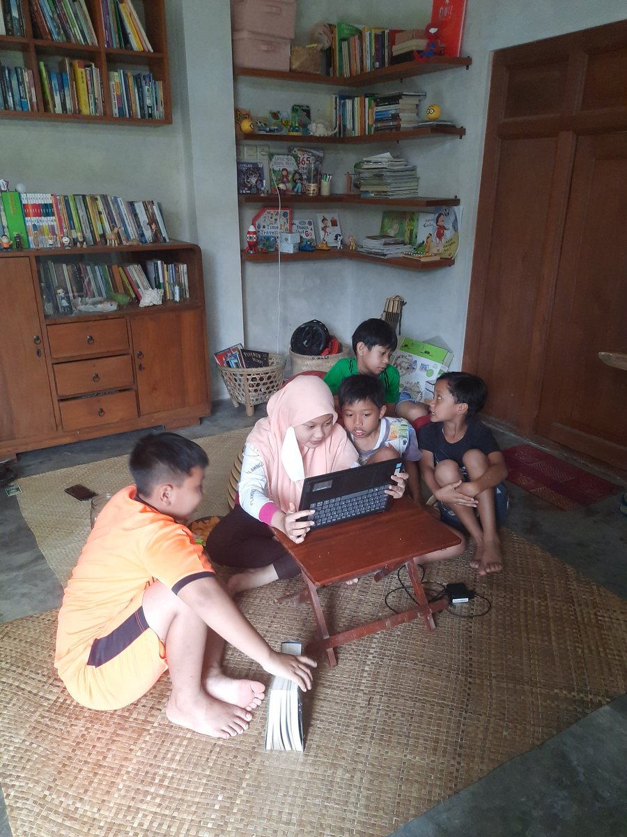 Lutfiretno's tweet photo. Sesi main di rumah pagi ini tebak-tebakan bahan pembuat makanan. Juga cerita tentang dari negara mana alpukat, tomat, terong, dll berasal dan bagaimana mereka menyebar ke seluruh dunia https://t.co/H0g9gkOrnR