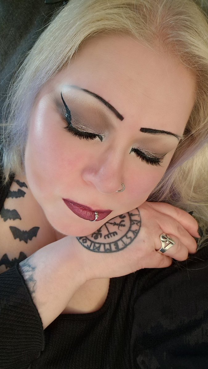 Don't be afraid of nude colors Darklings...
Bought a brown eyeshadow palette yesterday from Makeup Revolution. 
Yay or nay?

#Eldergoth #Makeup #goth #gothgoth #50plus #Swedish #makeuprevolution #Sunday