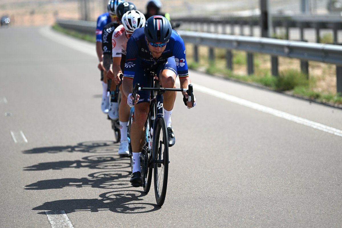 Ignatas Konovalovas bénéficie d'un bon de sortie sur la dernière étape de l'UAE Tour. Il est présent dans le groupe de tête en compagnie de 4 coureurs. 🤜