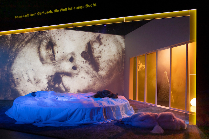 Eine Ehefrau will einfach nur weg, und wechselt ihren Platz mit einem Pilz, nämlich der titelgebenden "Mushroom Queen". Marie Schleef entwickelt daraus am @schauspielHHaus ein fantastisch-sinnliches Spiel mit Heteronormativen und Beziehungsmustern. 👉nachtkritik.de/index.php?opti…