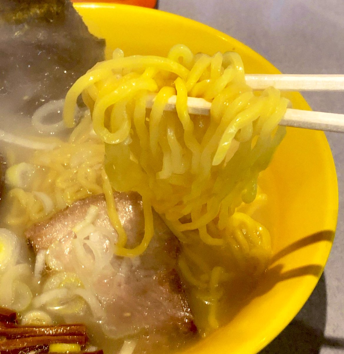 northernroad1's tweet photo. ワイン仕上げの特製ダレに漬け込んだチャーシュー
塩らーめん
らーめん処 ふくろう屋
#のろブログ #のろちゃんねる #北海道 #札幌 #南区 #澄川 #飯テロ #グルメ #ランチ #ディナー #ラーメン #塩ラーメン #ふくろう屋 https://t.co/t9NkrzCAwg