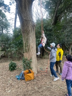 鎮守の森プレーパークが開催されました。子供たちが自ら遊び方を探し楽しく時間を過ごしている姿に深く感銘いたしました。またその成長を拝見できれば幸いです。響き渡る子ども達の声に神々もお喜びいただいていることと思います。#プレイパーク #鎮守の森プレイパーク #久度神社 #自然教育