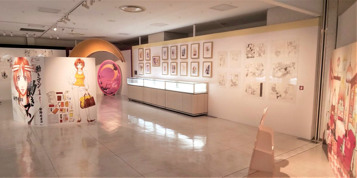 tamagawaya_uc's tweet photo. 「 #安野モヨコ展 #ANNORMAL 」@ #ジェイアール名古屋タカシマヤ 、現代女性漫画家のアイコン30周年展。
女が女に向けて描く姿勢、生きる故に自ずから運ぶ物語。
生命力現れる女の身体、佇まい見せる男の骨格。
作品それぞれの持つ「色」、単体イラストも圧巻 。
描き続けるために創作を制御する意識。 https://t.co/CeeJBWGC9g