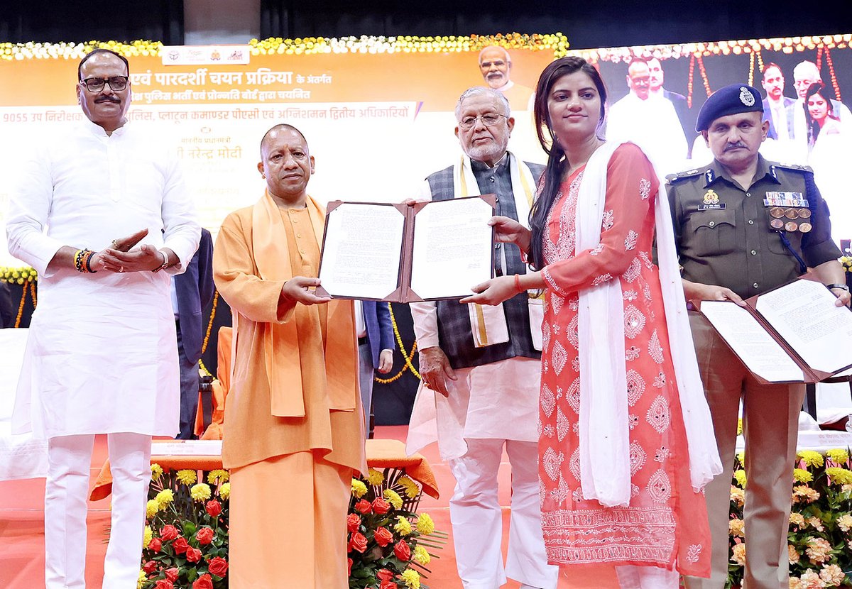 उ.प्र. पुलिस भर्ती एवं प्रोन्नति बोर्ड द्वारा चयनित 9,055 अधिकारियों के नियुक्ति-पत्र वितरण हेतु आज लखनऊ में आयोजित कार्यक्रम में सम्मिलित हुआ।

इस अवसर पर हम सभी को आदरणीय PM श्री <a href="/narendramodi/">Narendra Modi</a> जी का अमूल्य मार्गदर्शन भी वर्चुअल माध्यम से प्राप्त हुआ।

सभी को हार्दिक बधाई!