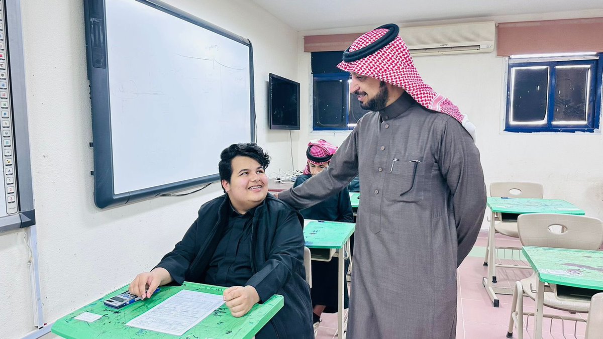 adhwasa's tweet photo. يحدث الآن 

مدير مكتب التعليم برفحاء  يتفقد سير اختبارات الفصل الدراسي في مدارس القطاع https://t.co/jWoNutgGTq