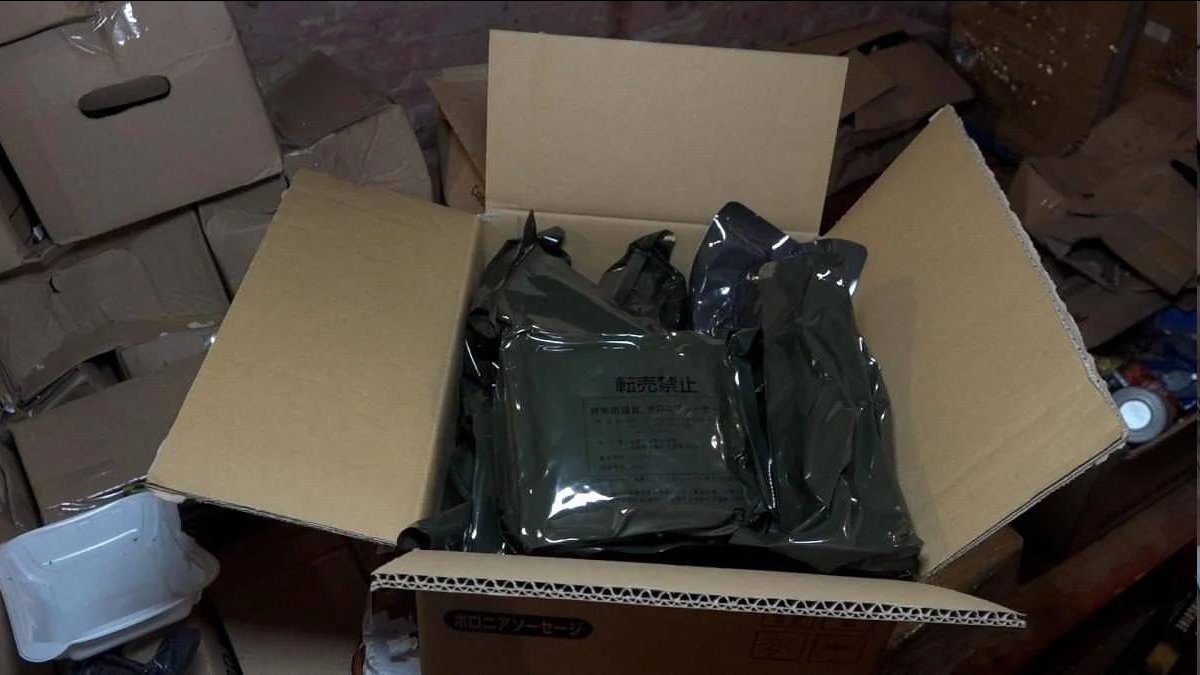 Все як завжди. На складах Києва загниває покинута гуманітарка.
Допомога від різних країн світу була забута тут ще весною. Попередньо, на складах знаходяться близько 500 тонн їжі, військового спорядження, побутової хімії, медикаментів.