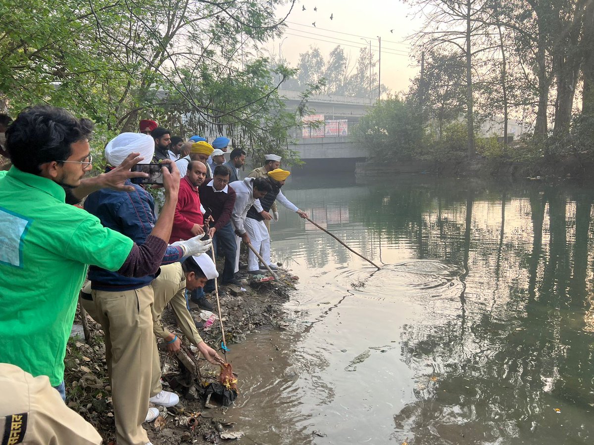 AAPHarbhajan's tweet image. ਸੰਤ ਨਿਰੰਕਾਰੀ ਮਿਸ਼ਨ ਵੱਲੋਂ ਪੂਰੇ ਦੇਸ਼ ਵਿੱਚ 1000+ ਸਥਾਨਾਂ ਤੇ  ਪ੍ਰੋਜੈਕਟ ਅੰਮ੍ਰਿਤ  &apos;ਸਵੱਛ ਜਲ ਸਵੱਛ ਮਨ&apos;  ਤਹਿਤ ਜਲ ਸਰੋਤਾਂ ਦਾ ਸਫ਼ਾਈ ਅਭਿਆਨ ਸ਼ੁਰੂ ਕੀਤਾ ਗਿਆ ਹੈ।
ਅੰਮ੍ਰਿਤਸਰ ਜ਼ੋਨ ਜ਼ੋਨਲ ਇੰਚਾਰਜ ਸ਼੍ਰੀ ਰਾਕੇਸ਼ ਸੇਠੀ ਵੱਲੋਂ ਇਸ ਸੇਵਾ ਦੇ ਕੀਤੇ ਉਦਘਾਟਨ ਮੌਕੇ ਸ਼੍ਰੀ ਅਸ਼ੋਕ ਤਲਵਾਰ ਜੀ ਦੇ ਨਾਲ ਸ਼ਿਰਕਤ ਕੀਤੀ ।
#ProjectAmrit