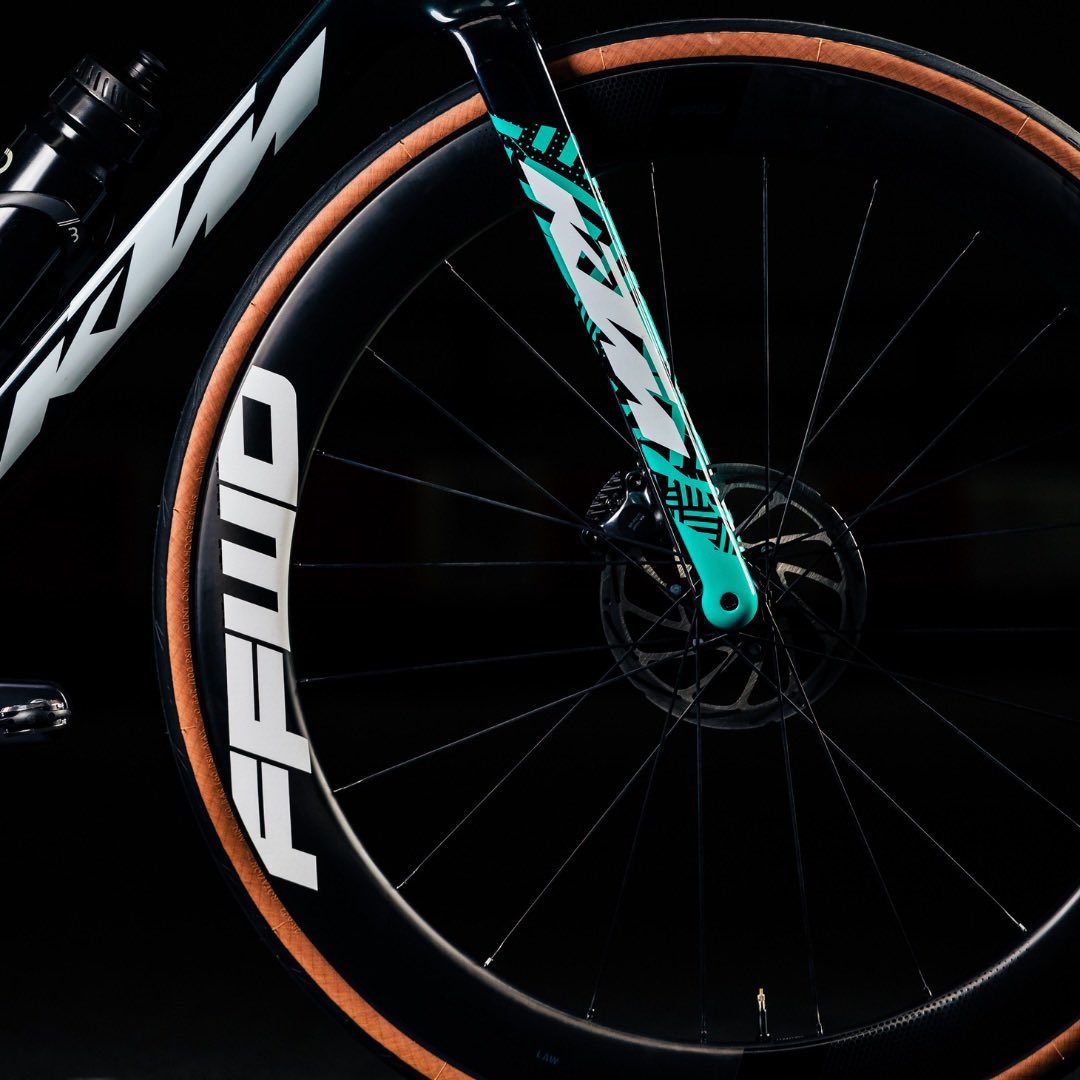 beatcyclingclub's tweet photo. 🔥 𝐇𝐎𝐓 𝗪𝐇𝐄𝐄𝐋𝐒
🛞 Onze KTM bikes zijn voorzien van de beste wielen voor alle disciplines: van bergachtige Gran Fondo's tot de snelste sprintkoersen op de weg. We rijden in 2023 op de RYOT 33, 44, 55 en 77 van @FFWDwheels
#amBEATie #beatcyclingclub #getconfident #gofast https://t.co/gvWoyLj3cc