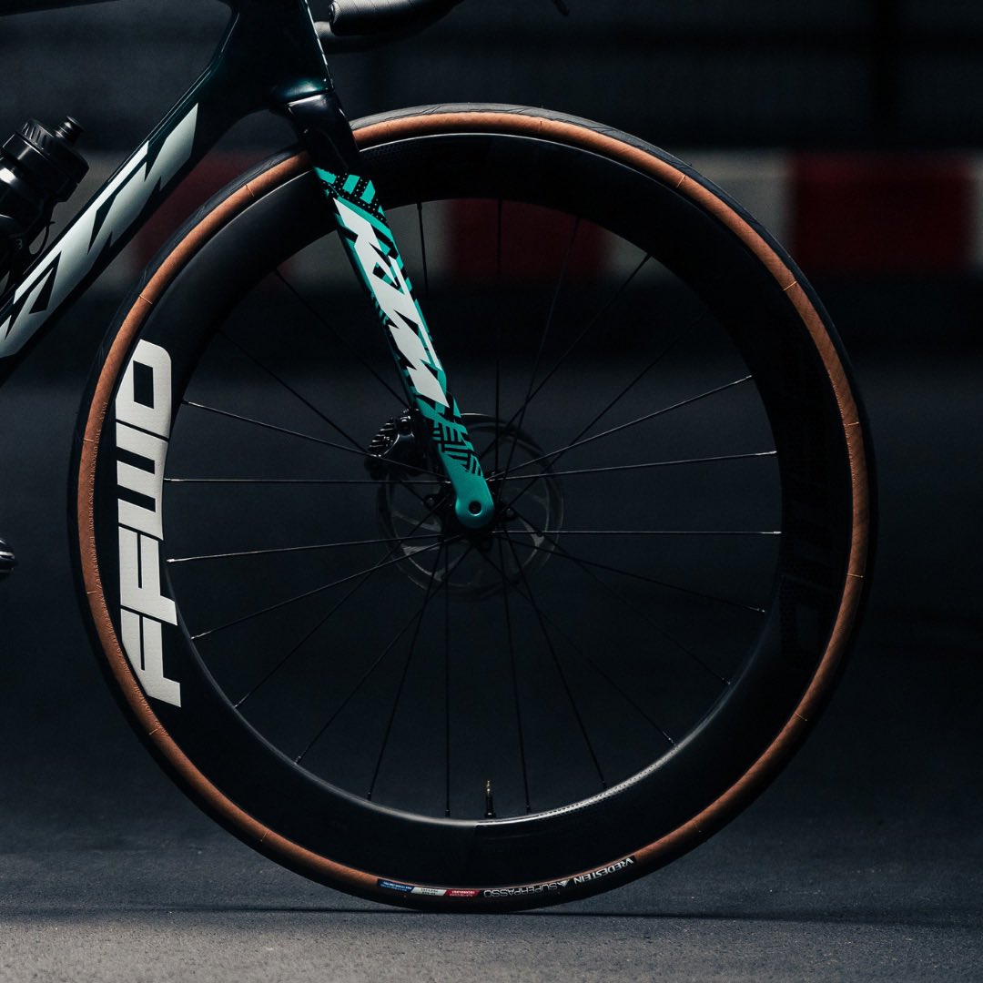 beatcyclingclub's tweet photo. 🔥 𝐇𝐎𝐓 𝗪𝐇𝐄𝐄𝐋𝐒
🛞 Onze KTM bikes zijn voorzien van de beste wielen voor alle disciplines: van bergachtige Gran Fondo's tot de snelste sprintkoersen op de weg. We rijden in 2023 op de RYOT 33, 44, 55 en 77 van @FFWDwheels
#amBEATie #beatcyclingclub #getconfident #gofast https://t.co/gvWoyLj3cc