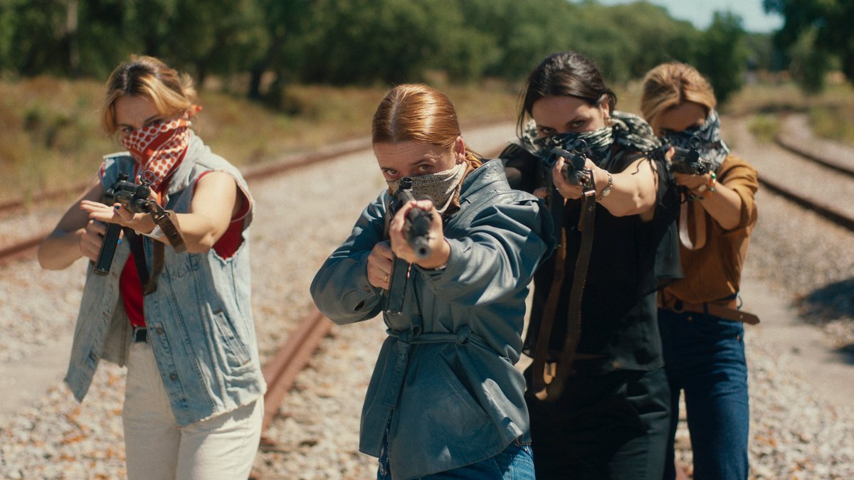seriesdatvpt's tweet photo. É visível a forma humana como as personagens são representadas em #CavalosDeCorrida, permitindo ao espectador desenvolver uma relação com elas e vê-las como mais do que meros assaltantes. 😍
Fica com a #review: https://t.co/UXK7qzGBcl
Onde ver: @RTP1 e @playrtp
📷: #UkbarFilmes https://t.co/qmXe6oL6t0