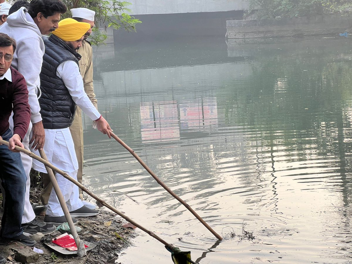 AAPHarbhajan's tweet image. ਸੰਤ ਨਿਰੰਕਾਰੀ ਮਿਸ਼ਨ ਵੱਲੋਂ ਪੂਰੇ ਦੇਸ਼ ਵਿੱਚ 1000+ ਸਥਾਨਾਂ ਤੇ  ਪ੍ਰੋਜੈਕਟ ਅੰਮ੍ਰਿਤ  &apos;ਸਵੱਛ ਜਲ ਸਵੱਛ ਮਨ&apos;  ਤਹਿਤ ਜਲ ਸਰੋਤਾਂ ਦਾ ਸਫ਼ਾਈ ਅਭਿਆਨ ਸ਼ੁਰੂ ਕੀਤਾ ਗਿਆ ਹੈ।
ਅੰਮ੍ਰਿਤਸਰ ਜ਼ੋਨ ਜ਼ੋਨਲ ਇੰਚਾਰਜ ਸ਼੍ਰੀ ਰਾਕੇਸ਼ ਸੇਠੀ ਵੱਲੋਂ ਇਸ ਸੇਵਾ ਦੇ ਕੀਤੇ ਉਦਘਾਟਨ ਮੌਕੇ ਸ਼੍ਰੀ ਅਸ਼ੋਕ ਤਲਵਾਰ ਜੀ ਦੇ ਨਾਲ ਸ਼ਿਰਕਤ ਕੀਤੀ ।
#ProjectAmrit