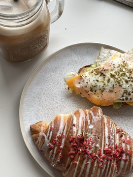Tany_vinks's tweet photo. today’s breakfast 🎀🥐💌✨ https://t.co/MU9KOyqWsm