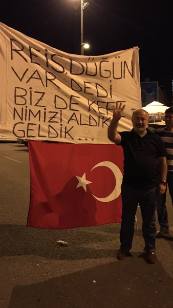 ismailari_'s tweet photo. Konteyner fabrikasına bir kebapçıyı müdür yapan Kızılay'ın Güneydoğu Anadolu Bölgesi Afet Yönetim Merkezi’ne müdür yaptığı Çetin Aktaş'ın özgeçmişi de şöyle:

-İlahiyat mezunu 
-1999 ile 2021 yılları arasında bir gıda şirketinde ticaret ve pazarlama müdürlüğü yaptı + https://t.co/xPv2a9FXef