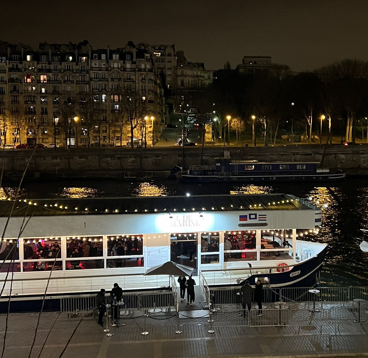 BJ 🇫🇷 Got to say thanks to the <a href="/RTFKT/">RTFKT</a> CloneX French team <a href="/averagewyzer/">iWyzer.eth</a> <a href="/ycxcRTFKT/">𝚒𝚕𝚢𝚊𝚜𝚜.𝚎𝚝𝚑 | 𝙿𝚊𝚛𝚒𝚜</a> <a href="/benitopagotto/">Benit0 🪬</a> for organising the awesome boat party at NFT Paris on Friday! It was much more my scene then some of the other wild parties from the NFTs I hold. 

A quick thread…🧵⬇️
