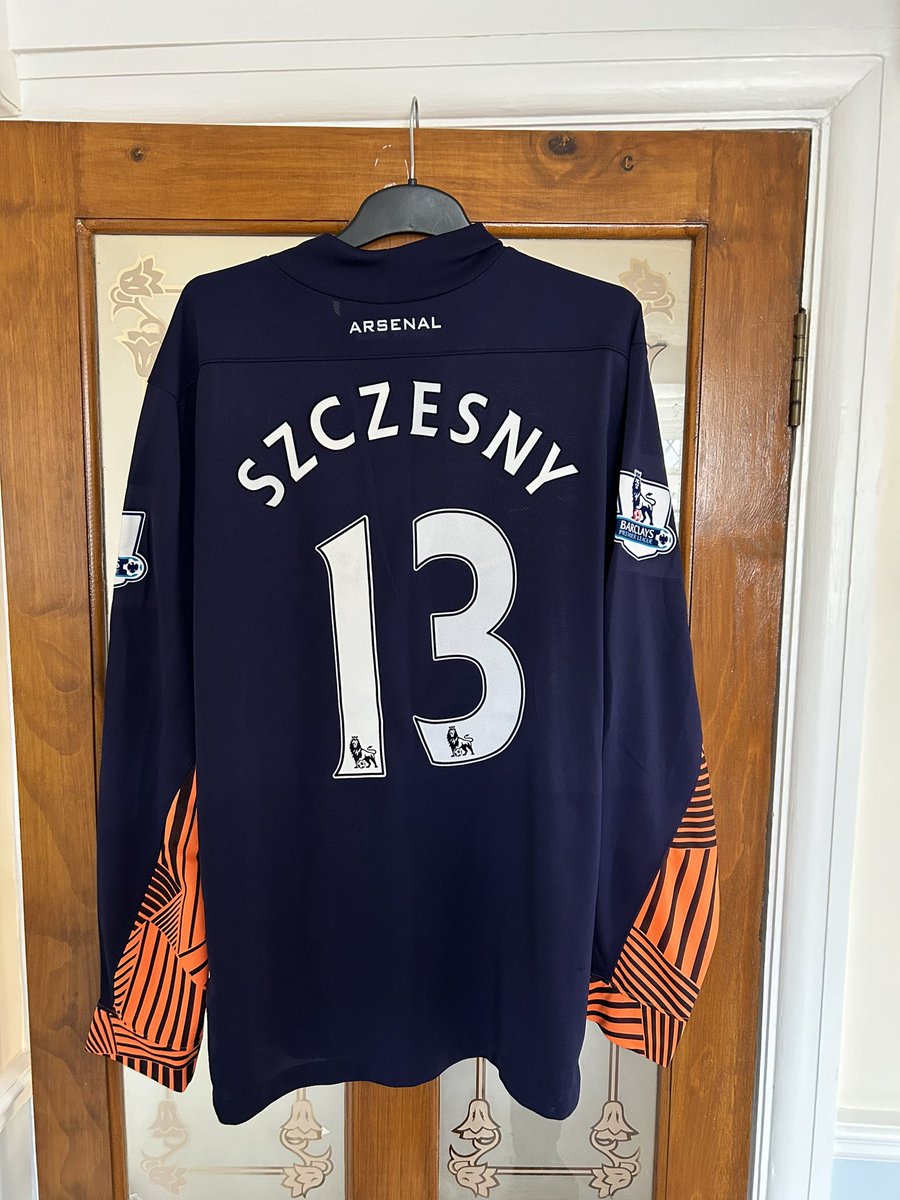 Morning gooners. Letting go of this rare beauty as I’ve managed to get it in XL. This is an XXL. Looking for £150 ONO. Dm me if you’re interested and/or want to buy. 🔴⚽️