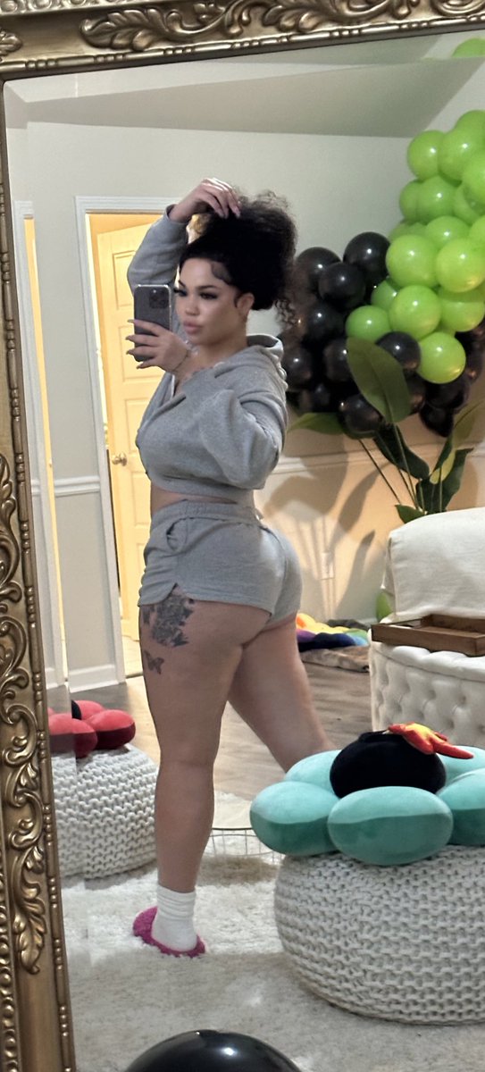RenniRucci's tweet photo. might upgrade on my bitch, make her rich and thick 🙃 https://t.co/lx5nAiT55n