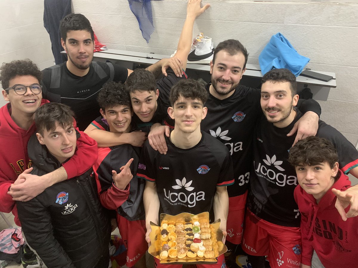 Grazas a <a href="/miguelon_martin/">Miguel Angel Martín</a>  de Pastelería Martín de Lugo polos doces que nos agasallaron ao final do partido nun serán moi doce para nós 😋.