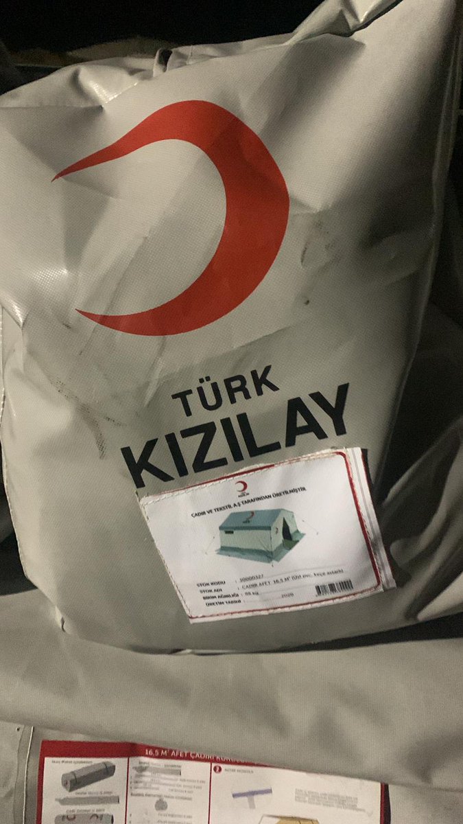 ismailari_'s tweet photo. Depremzedeler bu soğukta günlerdir çadır bekliyor. Bu görüntüler de depremden bir hafta sonra Kızılay'ın Trakya deposunda çekildi. Depremin üzerinden bir hafta geçmesine rağmen depo çadır dolu ve deprem bölgesine göndermemişler. Satmak için mi beklettiniz? @Kizilay https://t.co/pOhH45Uaxb