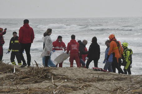 giuliocavalli's tweet photo. Almeno 40 morti per un naufragio di migranti al largo di Crotone.. Donne e bambini sputati cadaveri sulla spiaggia. 

E anche oggi soffia l’ipocrisia con lacrime finte di chi finge di non sapere di chi sia la colpa. 

Che siate maledetti. https://t.co/SrcuXW66xo