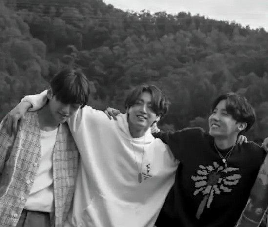 jo_thescript's tweet image. Who&apos;s gonna take care of Taehyung &amp;amp; Jungkook after Hobi&apos;s enlistment? 🥺🥺