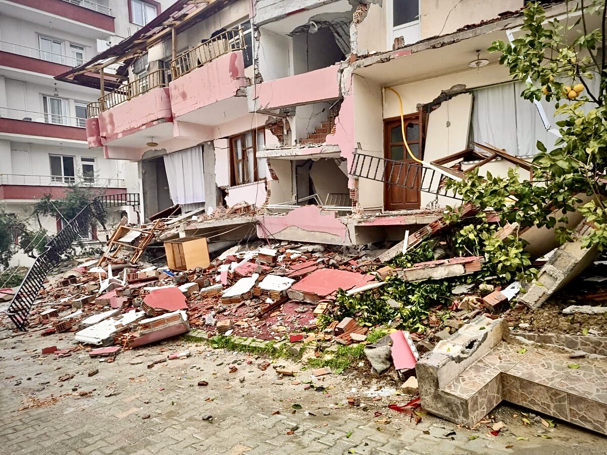 WFPChief's tweet image. Imagine the combined population of New York City, Los Angeles, Paris and Rome being without homes, electricity, food, water, or other essentials. That's exactly how this earthquake is impacting 18M people in #Turkiye and #Syria.

Where's the news? Where have the headlines gone??